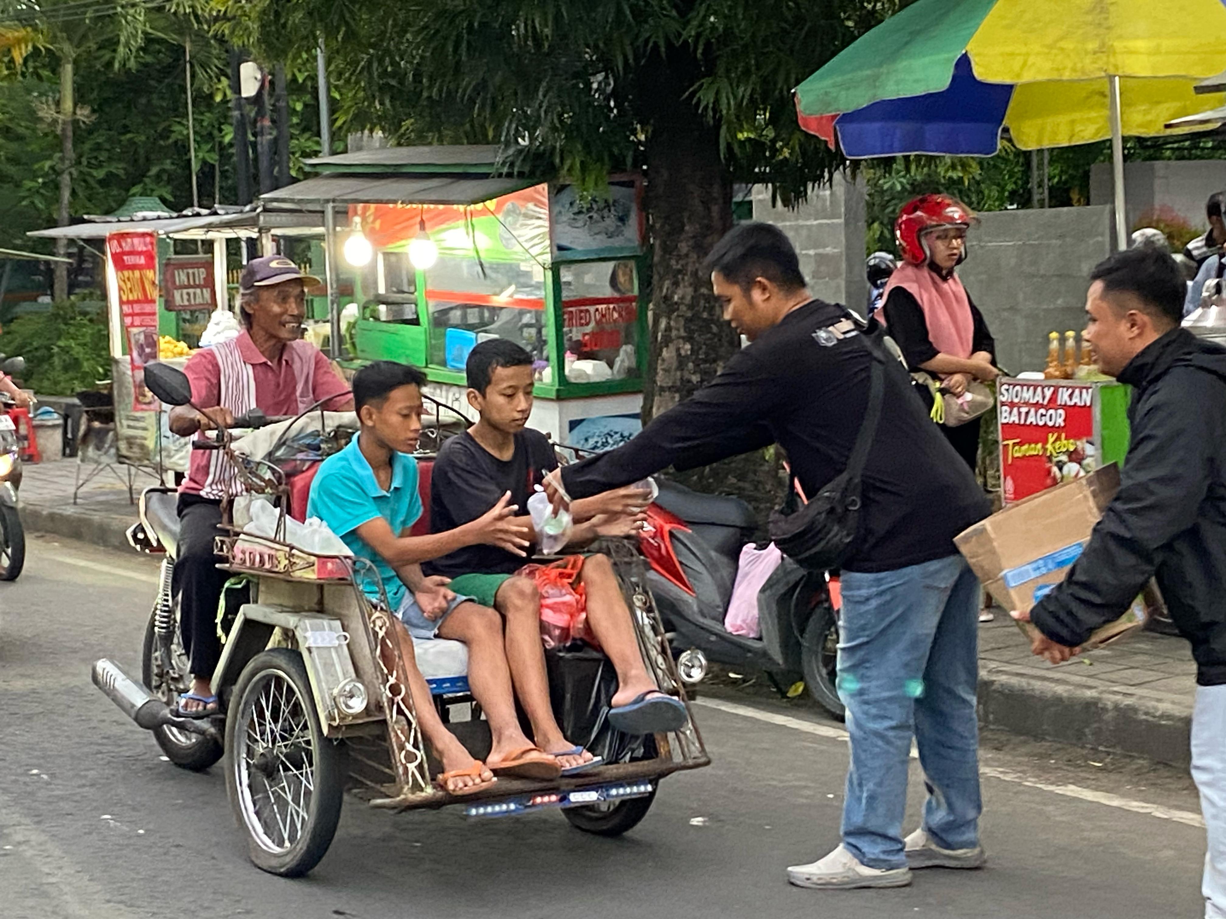 Berbagi di Bulan Suci, MPM Honda Jatim Salurkan Donasi dan Gelar Aksi Sosial